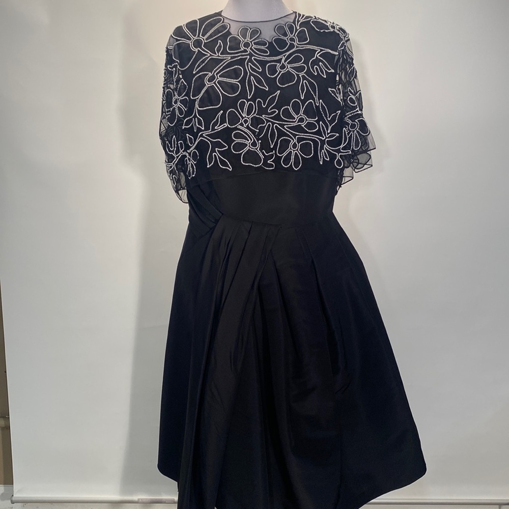 CAROLINA HERRERA
Embroidered Draped Capelet Dress